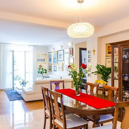 Leona Apartment *