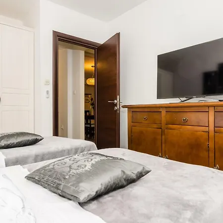 Apartment Leona *