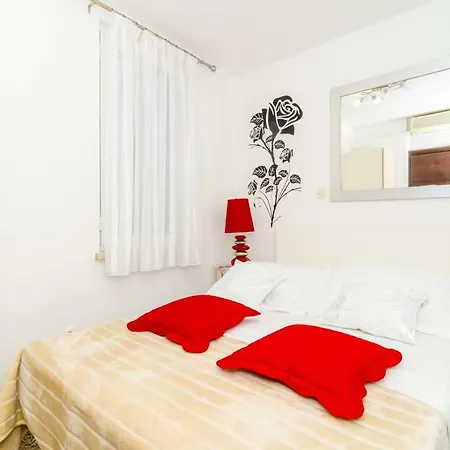 Apartman Leona *